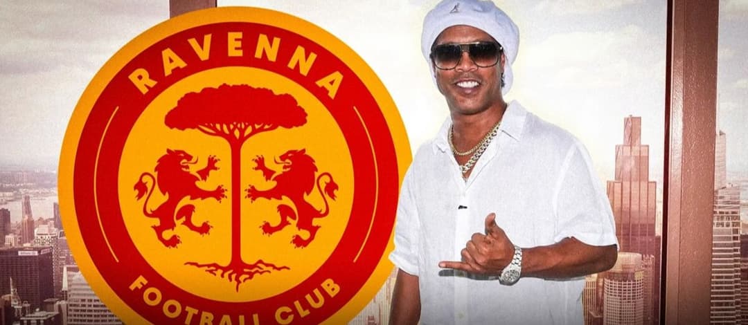 Ronaldinho returned to football after 11 years!